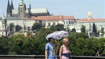 Lidé se chrání deštníkem před sluncem. | na serveru Lidovky.cz | aktuální zprávy