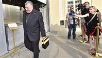 Pražský arcibiskup Dominik Duka přichází na oslavu padesátých narozenin... | na serveru Lidovky.cz | aktuální zprávy