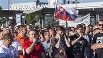 Odhadem několik tisíc pracovníků (na snímku) se již časně ráno 20. června... | na serveru Lidovky.cz | aktuální zprávy