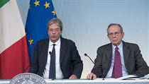 Italský premiér Paolo Gentiloni (vlevo) a ministr hospodářství Pier Carlo... | na serveru Lidovky.cz | aktuální zprávy