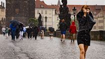Turisté na Karlově mostě trpí pod silným deštěm. | na serveru Lidovky.cz | aktuální zprávy