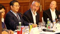 Prezident koncernu Asahi Akiyoshi Koji a nejvyšší šéf Asahi Breweries Europe... | na serveru Lidovky.cz | aktuální zprávy