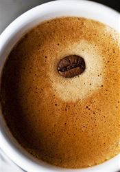 Zeptali jsme se vědců: Pomáhá tělu při dehydrataci alkoholem či kávou souběžné pití vody? Káva - ilustrační | na serveru Lidovky.cz | aktuální zprávy