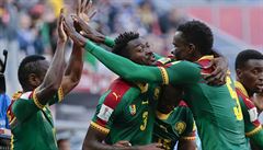 Kamerunec Andre Frank Zambo Anguissa (druhý zleva) slaví se svými spoluhrái, s...