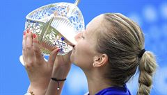 Petra Kvitová líbá trofej pro vítzku turnaje v Birminghamu.