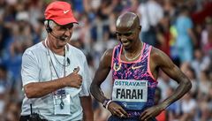 Mo Farah v cíli závodu na 10 000 metr na Zlaté trete 2017.