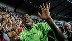 Usain Bolt se v cíli stovky na Zlaté trete 2017, kterou vyhrál asem 10,06...