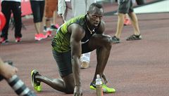 Usain Bolt v cíli stovky na Zlaté trete 2017, kterou vyhrál asem 10,06...