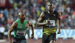 Usain Bolt a Kubánec Yunier Pérez v cíli stovky na Zlaté trete 2017, kterou...