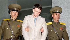 Warmbiera pivádjí k soudu písluníci severokorejské polcie.
