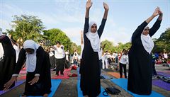 Muslimské eny se úastnili Mezinárodního dne jógy v prbhu msíce ramadánu.