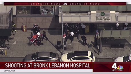 Newyorský Bronx. V místní nemocnici zaal pálit z puky ílený stelec.