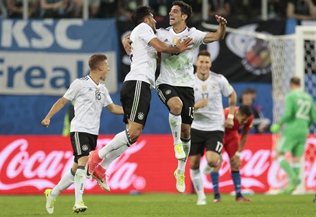 Nmci Emre Can (vpravo) a Lars Stindl slaví vítzství nmeckých mladík na...