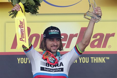 Peter Sagan slaví triumf ve tetí etap Tour de France 2017.