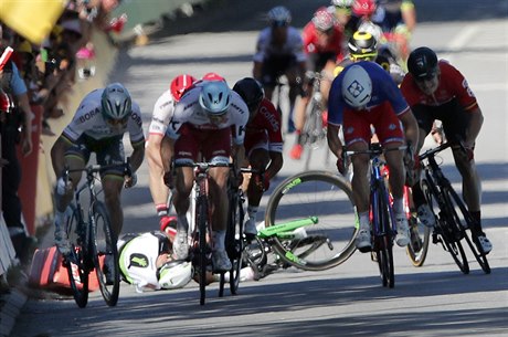 Mark Cavendish padá nkolik desítek metr ped cílem 4. etapy Tour de France...