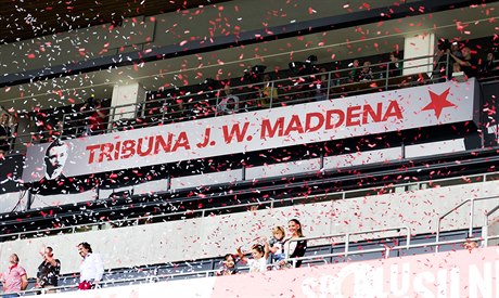 Nová tribuna na stadionu v Edenu.