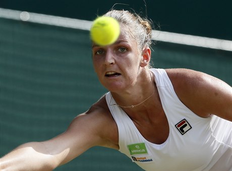 Wimbledon 2017: Karolína Plíková v souboji s Magdalenou Rybárikovou.