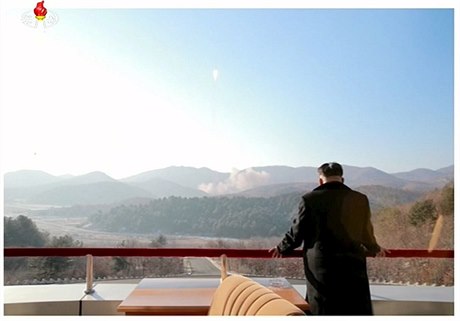 Kim ong-un pozoruje výstel rakety (ilustraní foto).