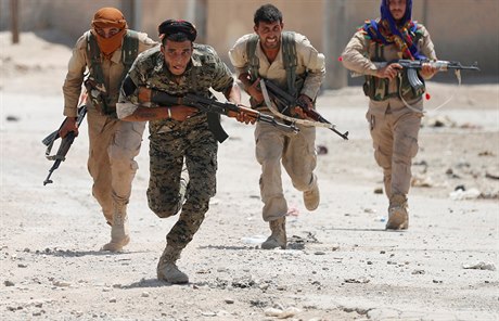 Kurdtí vojáci z Lidových obranných jednotek