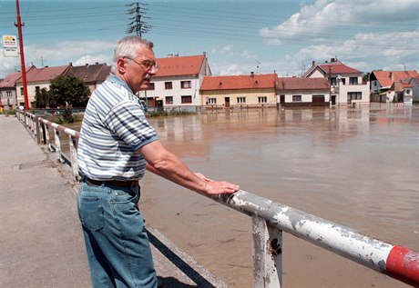 Záplavy 1997. Na snímku z 11. ervence si tehdejí premiér Václav Klaus...