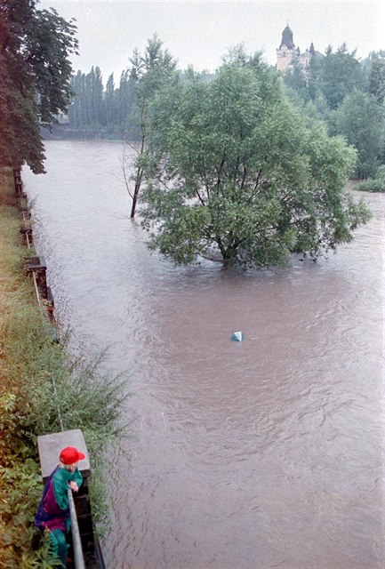 Záplavy 1997. Rozvodnná eka Ostravice v centru Ostravy na snímku z 6....