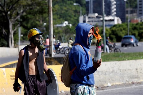 Obané Caracasu se shromaují na demonstraci proti venezuelskému presidentu...