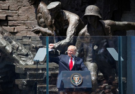Donald Trump pi veejném projevu ve Varav.