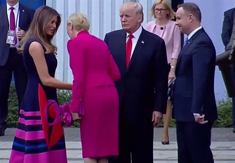 Donald Trump a jeho dalí trapný moment bhem podávání ruky.