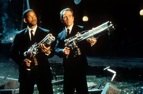 Snímek Mui v erném (1997). Will Smith a Tommy Lee Jones jsou postrachem vech...