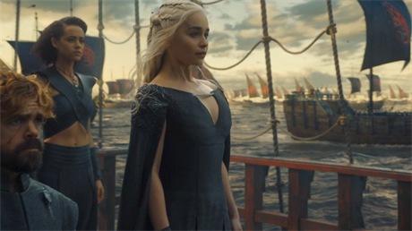 Daenerys (Emilia Clarkeová) v seriálu Hra o trny z produkce HBO