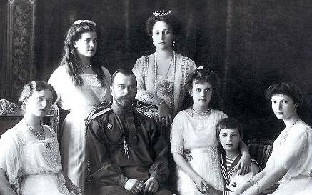 Car Mikulá II. se svou rodinou.