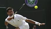 Wimbledon 2017: Novak Djokovi v souboji s Adamem Pavlskem.