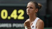 Wimbledon 2017: Karolna Plkov v souboji s Magdalenou Rybrikovou.