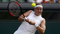 Wimbledon 2017: Petra Kvitov na returnu v zpase 1. kola.