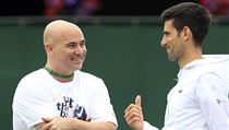 Wimbledon 2017: Novak Djokovi se svm kouem Andrem Agassim ped startem svho...