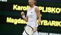 Wimbledon 2017: Magdalena Rybrikov v souboji s Karolnou Plkovou.