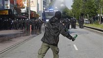Zahalení demonstranti házeli i lahve. | na serveru Lidovky.cz | aktuální zprávy