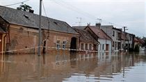 Záplavy 1997. Zaplavená ulice ve Veselí nad Moravou a bortící se domy na snímku... | na serveru Lidovky.cz | aktuální zprávy