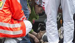 Zdravotníci se starají o zranného Valverdeho.