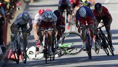 Mark Cavendish padá nkolik desítek metr ped cílem 4. etapy Tour de France...
