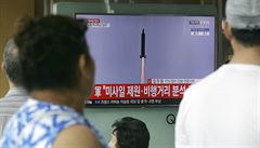 Lidé v Soulu sledují odpal rakety ze Severní Koreji.