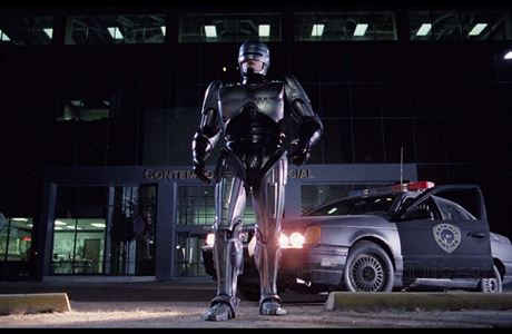 Snímek RoboCop (1987). Peter Weller jako kovový stráce zákona.