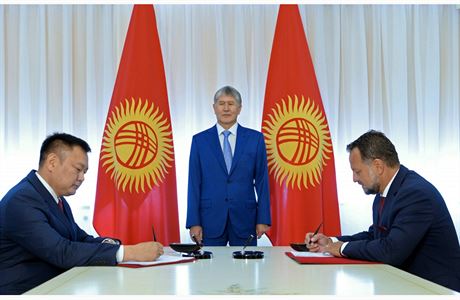 Na snímku pi podepsání kontraktu kyrgyzský prezident Almazbek Atambajev...