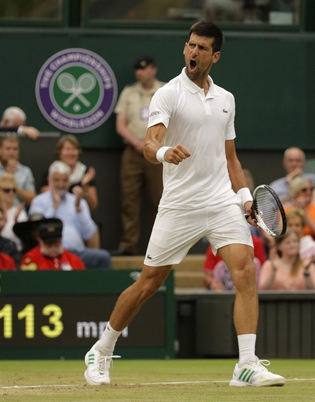 Wimbledon 2017: Novak Djokovi emotivn slaví vyhraný set nad Adrianem...