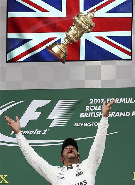 Lewis Hamilton slaví vítzství na okruhu v Silverstone.