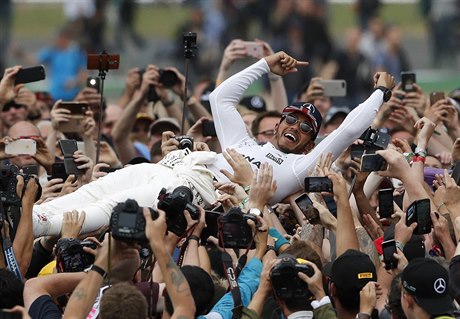 Lewis Hamilton slaví vítzství na okruhu v Silverstone.