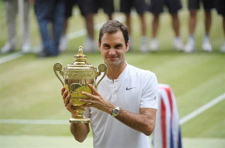 Wimbledon 2017: Roger Federer poosmé slaví s milovanou trofejí.