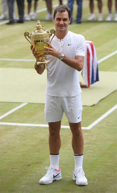 Wimbledon 2017: Roger Federer poosmé slaví s milovanou trofejí.