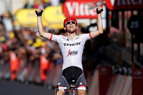 Bauke Mollema slaví vítzství v 15. etap Tour de France 2017.