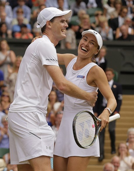 Wimbledon 2017: Jamie Murray a Martina Hingisová slaví.